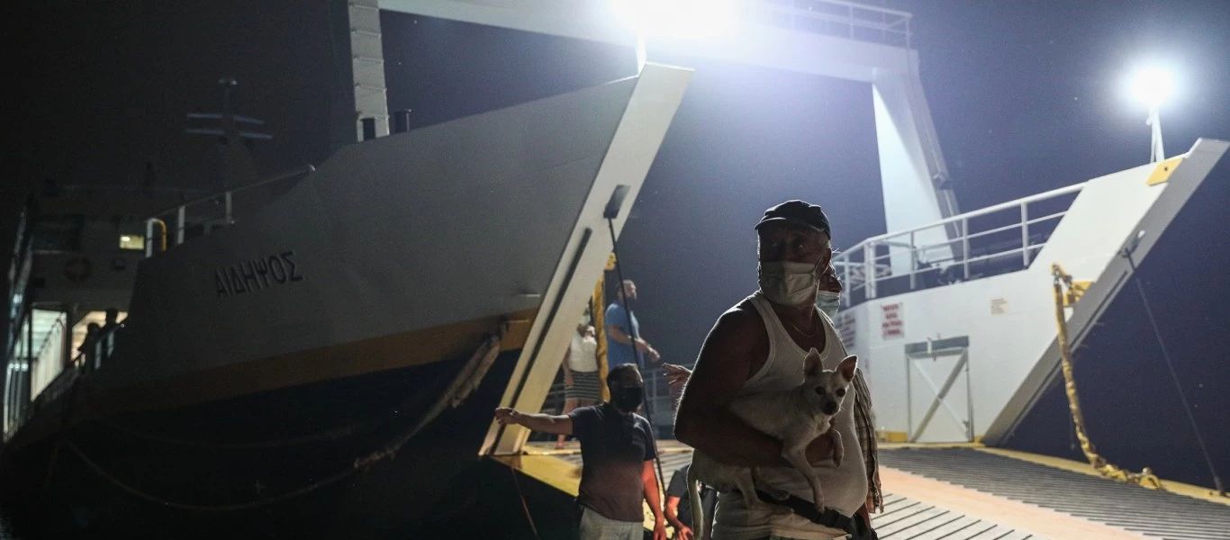 Φωτιά Εύβοια: Καταγγελία πως ζητούσαν πιστοποιητικό εμβολιασμού από τους πυρόπληκτους για να επιβιβαστούν στα πλοία